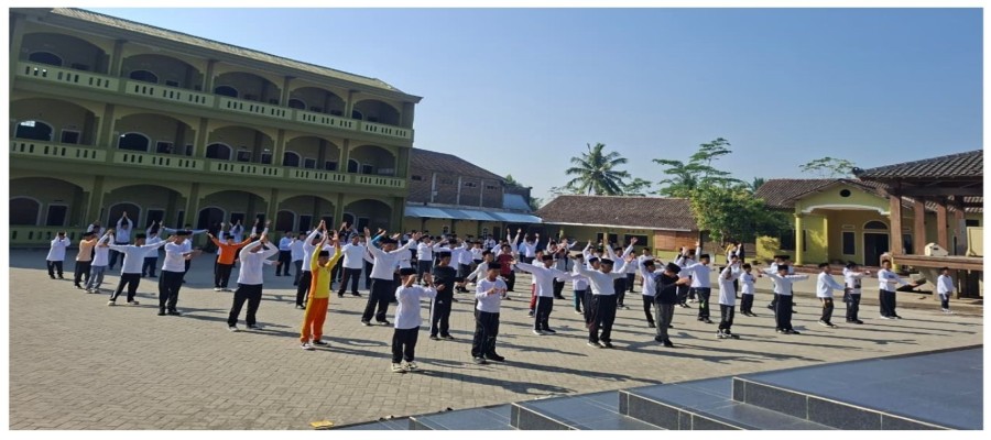 Siswa beraktivitas bersama di halaman SMP D-Baito Sunan Plumbon