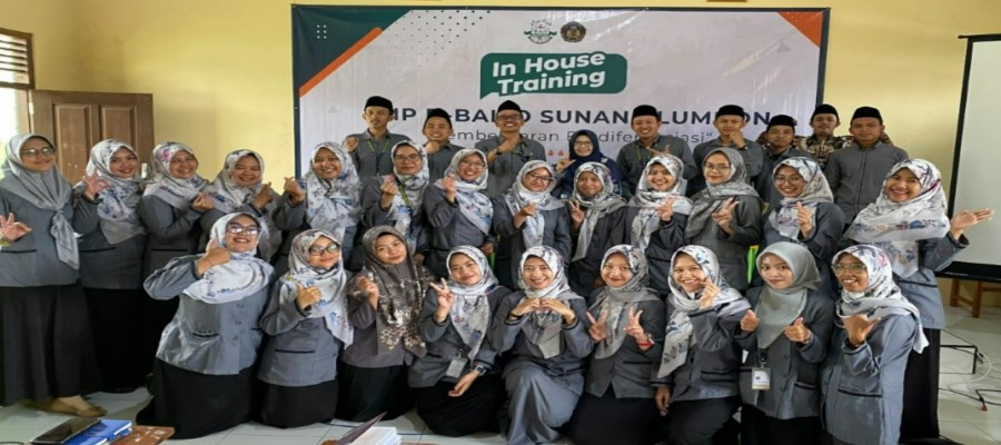 Guru dan siswa berkumpul bersama