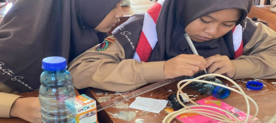 Santri mengikuti pembelajaran praktik
